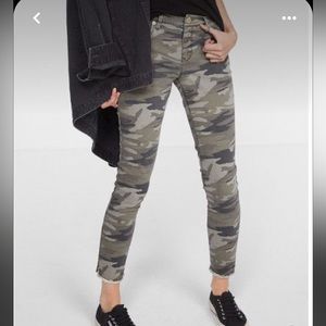 Express Camo Print Mid-Rise Ankle Zip Leggings